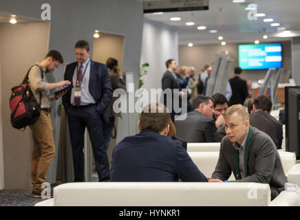 Geschäftsleute führen Gespräche Stockfoto
