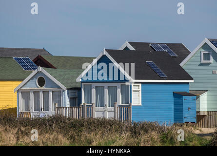 Bunte, teure Strandhütten an Mudeford Spieß oder Sandbank am Hafen von Christchurch, Dorset, Großbritannien Stockfoto