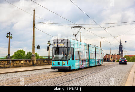 Dresden, Deutschland - 4. Mai 2014: Straßenbahn auf Augustus-Brücke. Dresden ist die Landeshauptstadt von Sachsen. Stockfoto