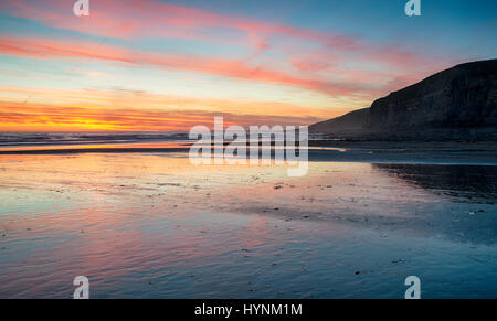 Sonnenuntergang über den Strand von Dunraven Bay in der Nähe von Bridgend in Wales Stockfoto