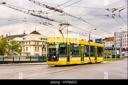 Plzen, Tschechische Republik - 3. Mai 2014: VarioLF2-2 IN Straßenbahn verläuft im Zentrum Stadt. Straßenbahnnetz in Pilsen ist seit 1899 in Betrieb Stockfoto