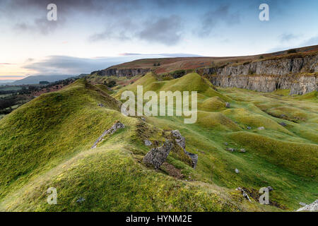 Zerklüftete Landschaft der Llangattock Böschung in den Brecon Beacons-Nationalpark in Wales Stockfoto
