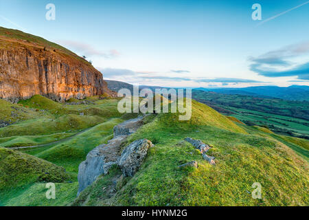 Kalkstein-Klippen auf dem Llangattock Steilhang gelegen in den Brecon Beacons südlich der Usk Valley und mit Blick auf Crickhowell Stockfoto
