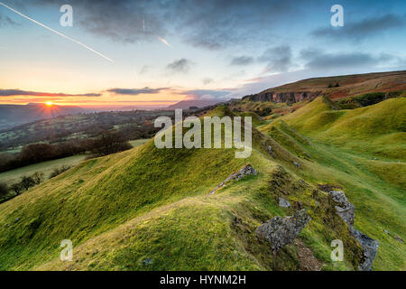 Schönen Sonnenaufgang über dem Llangattock Steilhang im Brecon Beacons Nationalpark in Wales Stockfoto