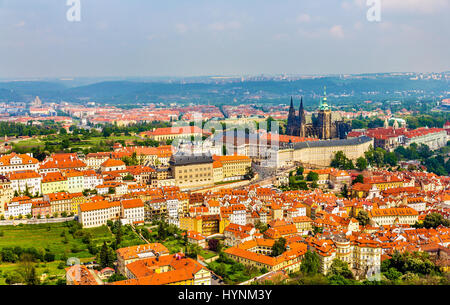 Blick auf Prag von Petrin-Hügel - Tschechien Stockfoto