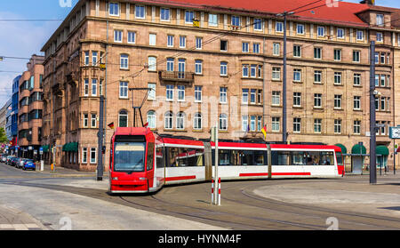 Straßenbahn in der Nähe von Bahnhof in Nürnberg - Deutschland Stockfoto