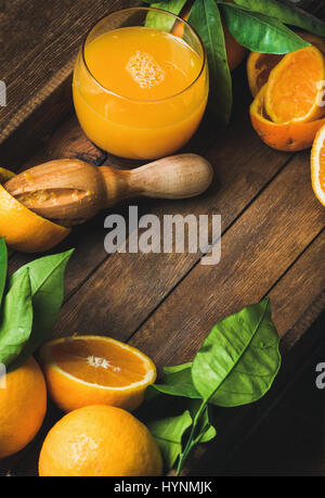 Glas frisch gepressten Saft und frischen Orangen Stockfoto