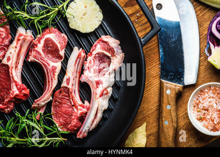 Rohe ungekochte Lamm Fleisch Rippen mit Rosmarin, Knoblauch und Salz Stockfoto