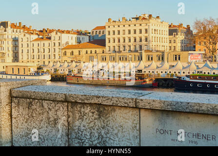 Reihe von weißen Zelten und Lastkähne vertäut am Fluss Saone von Pont Kitchener Marchand, Lyon, Auvergne, Rhône-Alpes, Frankreich Stockfoto