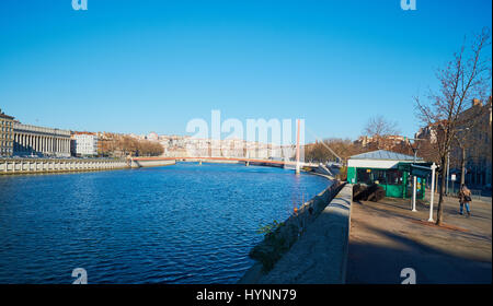 Fluss Saone mit Passerelle du Palais de Justice Brücke, Lyon, Auvergne, Rhône-Alpes, Frankreich Stockfoto