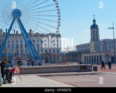 Arbeitende Künstler und Riesenrad in La Place Bellecour, Lyon, Auvergne, Rhône-Alpes, Frankreich. Stockfoto