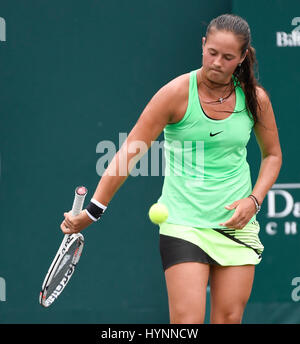 Charleston, South Carolina, USA. 5. April 2017. Daria Kassatkin-(RUS) Schlachten gegen Monica Puig (PUR), bei der Volvo Car Open gespielt wird im Kreis der Familie Tennis Center in Charleston, South Carolina. © Leslie Billman/Tennisclix/Cal Sport Media/Alamy Live-Nachrichten Stockfoto