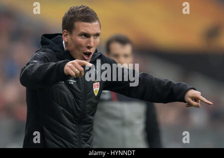 München, Deutschland. 5. April 2017. Stuttgarts Trainer Hannes Wolf während des deutschen Gesten 2. Bundesliga Fußballspiel zwischen dem TSV 1860 München und VfB Stuttgart in der Allianz Arena in München, Deutschland, 5. April 2017. (EMBARGO Bedingungen - Achtung: aufgrund der Akkreditierungsrichtlinien die DFL nur erlaubt die Veröffentlichung und Nutzung von bis zu 15 Bilder pro Spiel im Internet und in Online-Medien während des Spiels.) Foto: Sven Hoppe/Dpa/Alamy Live News Stockfoto