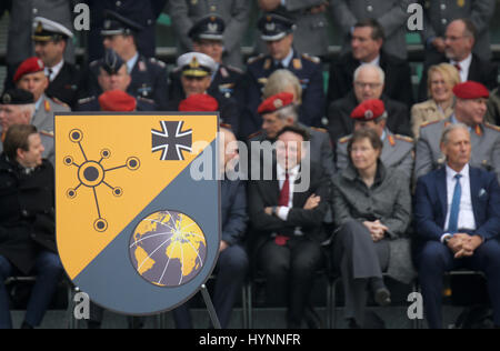 Bonn, Deutschland. 5. April 2017. Emblem des neuen deutschen Cyber und Information Space Command in Bonn, Deutschland, 5. April 2017. Die neuen militärische Zweig haben 13.500 Soldaten und zivile Mitarbeiter. Nach Angaben des Ministeriums der Verteidigung schützt die neue Digitalzentrale Informationsnetzwerke sowie Waffensysteme der Bundeswehr, die digital gesteuert werden. Foto: Ina Fassbender/Dpa/Alamy Live News Stockfoto