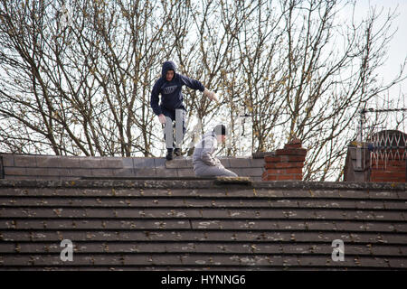 Nottingham, UK. 5. April 2017. Zwei Jugendliche beteiligt gewesen in eine Konfrontation mit der Polizei ganztägig in Nottingham, UK nach Flucht auf ein Dach und werfen Schutt auf die Straße unten. Bildnachweis: Tom Clare/Alamy Live-Nachrichten Stockfoto