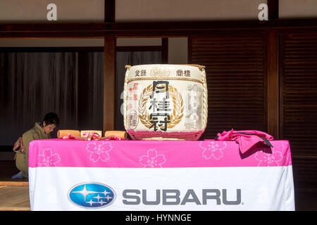 Norristown, Pennsylvania, USA. 5. April 2017. Zeremonielle Sake-Fass (Kagami Biraki) bei Subaru Cherry Blossom Festival Presser. Die Presser fand auf der Shofuso japanisches Haus mit Garten im historischen Fairmount Park in Philadelphia Pa Credit: Ricky Fitchett/ZUMA Draht/Alamy Live News Stockfoto