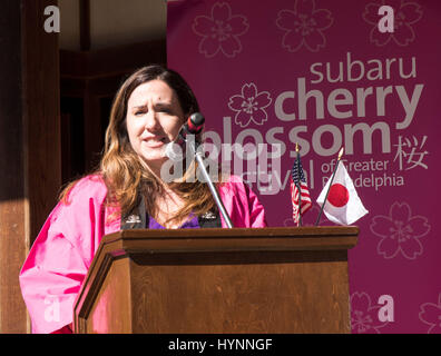 Norristown, Pennsylvania, USA. 5. April 2017. BRIDGET HANRAHAN, Sponsoring-Manager, Subaru of America, anlässlich der Subaru Cherry Blossom Festival Presser. Die Presser fand auf der Shofuso japanisches Haus mit Garten im historischen Fairmount Park in Philadelphia Pa Credit: Ricky Fitchett/ZUMA Draht/Alamy Live News Stockfoto