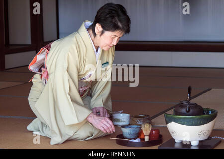 Norristown, Pennsylvania, USA. 5. April 2017. TERRI SHERWIN, der Urasenke-Schule bereitet Tee bei Subaru Cherry Blossom Festival Presser. Die Presser fand auf der Shofuso japanisches Haus mit Garten im historischen Fairmount Park in Philadelphia Pa Credit: Ricky Fitchett/ZUMA Draht/Alamy Live News Stockfoto