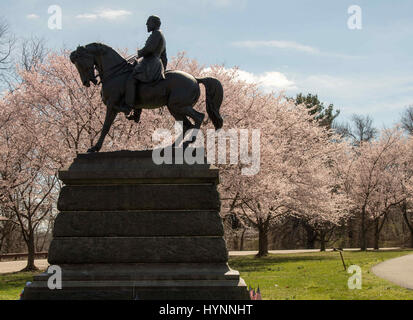 Norristown, Pennsylvania, USA. 5. April 2017. Statue des Bürgerkriegs General George Meade, mit Cherry Blossom Bäume im historischen Fairmount Park in Philadelphia Pa Credit: Ricky Fitchett/ZUMA Draht/Alamy Live News Stockfoto