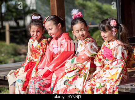 Norristown, Pennsylvania, USA. 5. April 2017. Junge Mitglieder der Japan America Society of Greater Philadelphia in Kimonos an Subaru Cherry Blossom Festival Presser. Die Presser fand auf der Shofuso japanisches Haus mit Garten im historischen Fairmount Park in Philadelphia Pa Credit: Ricky Fitchett/ZUMA Draht/Alamy Live News Stockfoto