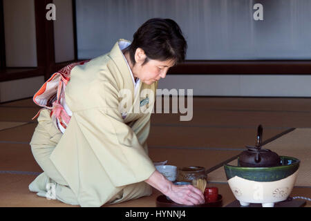 Norristown, Pennsylvania, USA. 5. April 2017. TERRI SHERWIN, der Urasenke-Schule bereitet Tee bei Subaru Cherry Blossom Festival Presser. Die Presser fand auf der Shofuso japanisches Haus mit Garten im historischen Fairmount Park in Philadelphia Pa Credit: Ricky Fitchett/ZUMA Draht/Alamy Live News Stockfoto