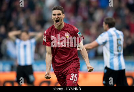 München, Deutschland. 5. April 2017. Stuttgarts Marcin Kaminski feiert seinen 1: 1-Ausgleich während der deutschen 2. Bundesliga Fußballspiel zwischen dem TSV 1860 München und VfB Stuttgart in der Allianz Arena in München, Deutschland, 5. April 2017. (EMBARGO Bedingungen - Achtung: aufgrund der Akkreditierungsrichtlinien die DFL nur erlaubt die Veröffentlichung und Nutzung von bis zu 15 Bilder pro Spiel im Internet und in Online-Medien während des Spiels.) Foto: Sven Hoppe/Dpa/Alamy Live News Stockfoto