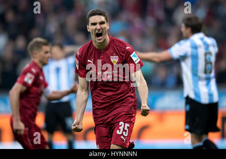 München, Deutschland. 5. April 2017. Stuttgarts Marcin Kaminski feiert seinen 1: 1-Ausgleich während der deutschen 2. Bundesliga Fußballspiel zwischen dem TSV 1860 München und VfB Stuttgart in der Allianz Arena in München, Deutschland, 5. April 2017. (EMBARGO Bedingungen - Achtung: aufgrund der Akkreditierungsrichtlinien die DFL nur erlaubt die Veröffentlichung und Nutzung von bis zu 15 Bilder pro Spiel im Internet und in Online-Medien während des Spiels.) Foto: Sven Hoppe/Dpa/Alamy Live News Stockfoto