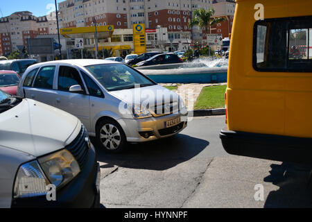 Gibraltar 5. April 2017 - Grenze Verzögerungen für Fußgänger und Fahrzeugverkehr am Grenzübergang zwischen Gibraltar und Spanien wurden heute Nachmittag erfahren nach Änderungen in der Grenzkontrollen durch die spanischen Behörden. Mehr als zwei Stunden erlebte Verzögerung mit Fahrzeugverkehr zum Stillstand kommen und Umleitungen auf den Hauptstraßen in Gibraltar zu zwingen. Der Royal Gibraltar Police mussten umzusetzen, was sie beschrieben als "3. Lane", welcher ein Verfahren war und nicht in drei Jahren verwendet worden war, um Verkehr Überschrift in Spanien zu steuern. Bildnachweis: Stephen Ignacio/Alamy Stockfoto