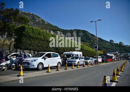 Gibraltar 5. April 2017 - Grenze Verzögerungen für Fußgänger und Fahrzeugverkehr am Grenzübergang zwischen Gibraltar und Spanien wurden heute Nachmittag erfahren nach Änderungen in der Grenzkontrollen durch die spanischen Behörden. Mehr als zwei Stunden erlebte Verzögerung mit Fahrzeugverkehr zum Stillstand kommen und Umleitungen auf den Hauptstraßen in Gibraltar zu zwingen. Der Royal Gibraltar Police mussten umzusetzen, was sie beschrieben als "3. Lane", welcher ein Verfahren war und nicht in drei Jahren verwendet worden war, um Verkehr Überschrift in Spanien zu steuern. Bildnachweis: Stephen Ignacio/Alamy Stockfoto