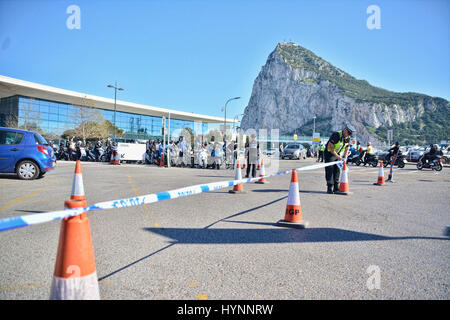 Gibraltar 5. April 2017 - Grenze Verzögerungen für Fußgänger und Fahrzeugverkehr am Grenzübergang zwischen Gibraltar und Spanien wurden heute Nachmittag erfahren nach Änderungen in der Grenzkontrollen durch die spanischen Behörden. Mehr als zwei Stunden erlebte Verzögerung mit Fahrzeugverkehr zum Stillstand kommen und Umleitungen auf den Hauptstraßen in Gibraltar zu zwingen. Der Royal Gibraltar Police mussten umzusetzen, was sie beschrieben als "3. Lane", welcher ein Verfahren war und nicht in drei Jahren verwendet worden war, um Verkehr Überschrift in Spanien zu steuern. Bildnachweis: Stephen Ignacio/Alamy Stockfoto