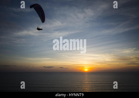 4. April 2017 - setzt, San Diego, Kalifornien, US - die Sonne wie Gleitschirme, die Torrey Pines Segelflugplatz nach einem Tag voller Wind angetriebenen Flug in San Diego, Kalifornien zurück. Die Klippen nördlich von La Jolla sind Heimat von regelmäßigen, stabilen Brisen, die diese Seite seit fast 100 Jahren beliebt bei den Piloten gemacht haben. Bildnachweis: David Poller/ZUMA Draht/Alamy Live-Nachrichten Stockfoto