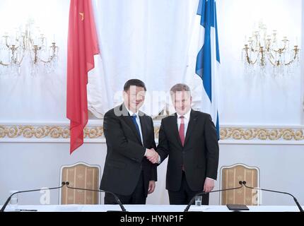 Helsinki, Finnland. 5. April 2017. Chinesische Präsident Xi Jinping (L) und seinem finnischen Amtskollegen Sauli Niinisto treffen gemeinsam die Presse nach ihren Gesprächen in Helsinki, Finnland, 5. April 2017. Bildnachweis: Zhang Duo/Xinhua/Alamy Live-Nachrichten Stockfoto