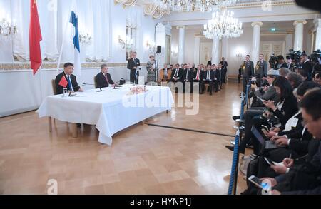 Helsinki, Finnland. 5. April 2017. Chinesischen Staatspräsidenten Xi Jinping und seinem finnischen Amtskollegen Sauli Niinisto treffen gemeinsam die Presse nach ihren Gesprächen in Helsinki, Finnland, 5. April 2017. Bildnachweis: Zhang Duo/Xinhua/Alamy Live-Nachrichten Stockfoto