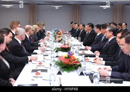 Helsinki, Finnland. 5. April 2017. Chinesischen Staatspräsidenten Xi Jinping trifft sich mit Sprecher des finnischen Parlaments Maria Lohela in Helsinki, Finnland, 5. April 2017. Bildnachweis: Rao Aimin/Xinhua/Alamy Live-Nachrichten Stockfoto