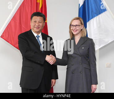Helsinki, Finnland. 5. April 2017. Chinesische Präsident Xi Jinping (L) trifft sich mit Sprecher des finnischen Parlaments Maria Lohela in Helsinki, Finnland, 5. April 2017. Bildnachweis: Rao Aimin/Xinhua/Alamy Live-Nachrichten Stockfoto