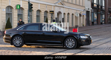 Helsinki, Finnland. 5. April 2017. Präsident Xi Jinping der Volksrepublik China reist in Helsinki mit der Hochsicherheits-Limousine des finnischen Präsidenten Kredits: Hannu Mononen/Alamy Live News Stockfoto
