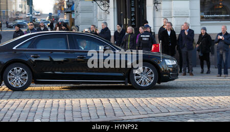 Helsinki, Finnland. 5. April 2017. Präsident Xi Jinping der Volksrepublik China reist in Helsinki mit der Hochsicherheits-Limousine des finnischen Präsidenten Kredits: Hannu Mononen/Alamy Live News Stockfoto