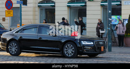 Helsinki, Finnland. 5. April 2017. Präsident Xi Jinping der Volksrepublik China reist in Helsinki mit der Hochsicherheits-Limousine des finnischen Präsidenten Kredits: Hannu Mononen/Alamy Live News Stockfoto