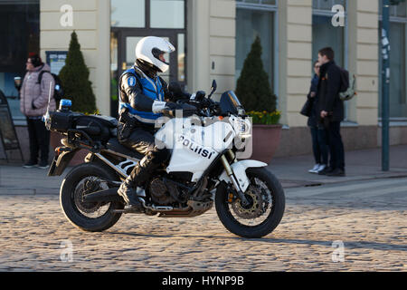 Helsinki, Finnland. 5. April 2017. Motorrad-Polizist sichert die Sicherheit von Präsident Xi Jinping Credit: Hannu Mononen/Alamy Live News Stockfoto