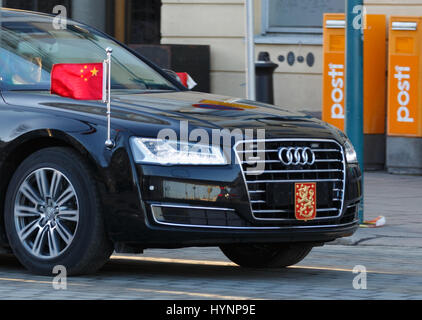 Helsinki, Finnland. 5. April 2017. Präsident Xi Jinping der Volksrepublik China reist in Helsinki mit der Hochsicherheits-Limousine des finnischen Präsidenten Kredits: Hannu Mononen/Alamy Live News Stockfoto