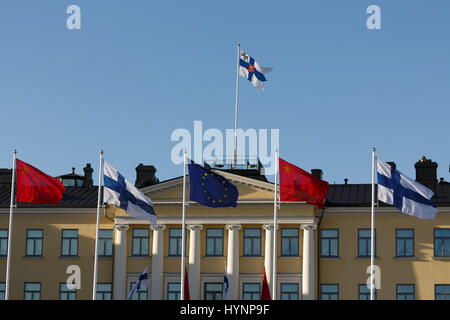 Helsinki, Finnland. 5. April 2017. Flaggen von China, Finnland und der EU schmücken den Präsidentenpalast in Helsinki Credit: Hannu Mononen/Alamy Live News Stockfoto