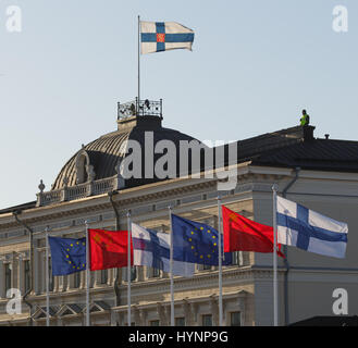 Helsinki, Finnland. 5. April 2017. Flaggen von China, Finnland und der EU schmücken den Präsidentenpalast in Helsinki Credit: Hannu Mononen/Alamy Live News Stockfoto