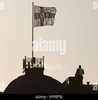Helsinki, Finnland. 5. April 2017. Polizei-Beobachter auf einem Dach eignet sich für die Sicherheitsvorkehrungen in Helsinki Credit: Hannu Mononen/Alamy Live News Stockfoto