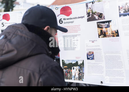 Berlin, Berlin, Deutschland. 5. April 2017. Familie und Freunde von BURAK BEKTAS gemeinsam mit den Eltern der Brite Luke Holland im September 2015, während eine Enthüllung eines Denkmals für BURAK BEKTAS ermordet. Neukölln ansässigen BURAK BEKTAS wurde erschossen und 5. April 2012 von einem unbekannten Täter getötet. Zwei seiner Freunde wurden schwer verletzt und überlebte die Dreharbeiten. Die Ermordung zeigt Ähnlichkeiten mit der 2000-2007 anti-Immigrant Mordserie des NSU (National Socialist unterirdisch) '' "ein weißes Supremacist Terrorgruppe. Bildnachweis: Jan Scheunert/ZUMA Draht/Alamy Live-Nachrichten Stockfoto