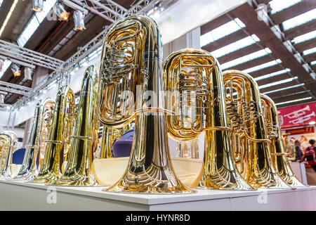 Frankfurt/Main, Deutschland. 5. April 2017. Tuben aus Messing Hersteller Miraphone. Die Musikmesse Frankfurt ist die internationale Fachmesse für Musikinstrumente, Noten, Musik, Produktion und Marketing. Credit: Christian Lademann Stockfoto