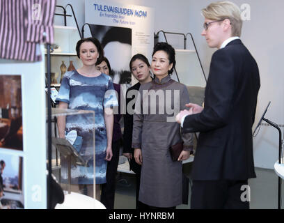 Helsinki, Finnland. 5. April 2017. Peng Liyuan (2. R), Ehefrau des chinesischen Staatspräsidenten Xi Jinping besucht das Designmuseum in Helsinki, Finnland, 5. April 2017. Bildnachweis: Xie Huanchi/Xinhua/Alamy Live-Nachrichten Stockfoto