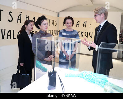Helsinki, Finnland. 5. April 2017. Peng Liyuan (2 L), Ehefrau des chinesischen Staatspräsidenten Xi Jinping besucht das Designmuseum in Helsinki, Finnland, 5. April 2017. Bildnachweis: Xie Huanchi/Xinhua/Alamy Live-Nachrichten Stockfoto