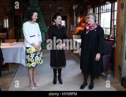 Helsinki, Finnland. 5. April 2017. Peng Liyuan (C), Ehefrau des chinesischen Staatspräsidenten Xi Jinping besucht Ainola, die ehemalige Residenz von Jean Sibelius in Finnland, 5. April 2017. Bildnachweis: Xie Huanchi/Xinhua/Alamy Live-Nachrichten Stockfoto