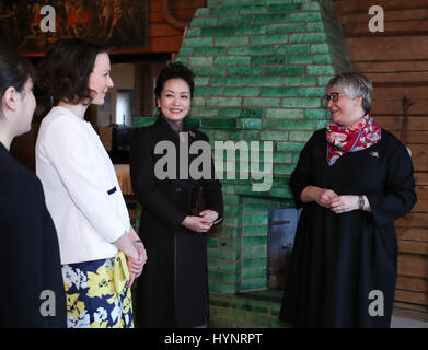 Helsinki, Finnland. 5. April 2017. Peng Liyuan (2. R), Ehefrau des chinesischen Staatspräsidenten Xi Jinping besucht Ainola, die ehemalige Residenz von Jean Sibelius in Finnland, 5. April 2017. Bildnachweis: Xie Huanchi/Xinhua/Alamy Live-Nachrichten Stockfoto