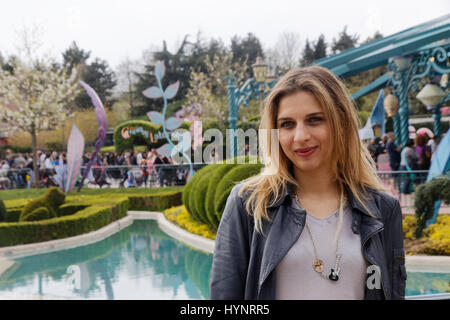 Chessy, Frankreich. April 2017. Amandine Bourgeois feiert den 25. Jahrestag der „Copains du Monde“ von Secours Popular Francais in Disneyland, Chessy, Frankreich. Stockfoto